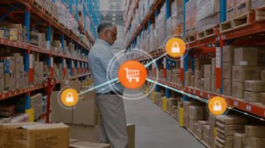 Depodaki beyaz erkek işçilerin ikonlarla olan bağlantılarının animasyonu. Küresel dağıtım, teknoloji ve dijital arayüz kavramı dijital olarak oluşturulmuş video.