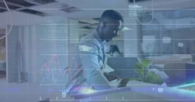 Ofisteki melez iş adamının veri işleme animasyonu. Küresel finans, iş, bağlantılar, hesaplama ve veri işleme kavramı dijital olarak oluşturulmuş video.