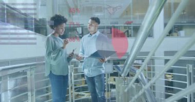 Ofisteki çeşitli iş adamları üzerinde finansal veri işleme animasyonu. Küresel finans, iş, bağlantılar, hesaplama ve veri işleme kavramı dijital olarak oluşturulmuş video.