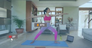 Evde yoga yapan melez bir kadın hakkında sosyal medya bildirimleri. Yoga, refah, sağlıklı yaşam tarzı, dijital arayüz, sosyal ağ ve iletişim, dijital olarak üretilen video.