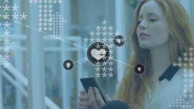 Akıllı telefon kullanan beyaz kadın üzerinde sağlık ağı ve fikir simgelerinin canlandırılması. Ağ, veri, stres, iş, dijital arayüz, iş ve iletişim, dijital olarak oluşturulmuş video.