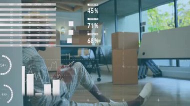 Akıllı telefon kullanan Afro-Amerikan iş kadınının diyagram ve veri işleme animasyonları. Küresel iş ve dijital arayüz kavramı dijital olarak oluşturulmuş video.