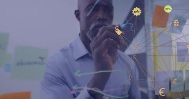 Afro-Amerikan sıradan iş adamının iş yerinde beyin fırtınası yapması üzerine perakende ikonlarının animasyonu. Bağlantı, iş, ağ ve iletişim, dijital olarak oluşturulmuş video.