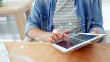 Tablet kullanan beyaz kadın üzerindeki bağlantı ağının animasyonu. Küresel teknoloji ve dijital arayüz konsepti dijital olarak oluşturulmuş video.