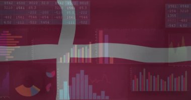 Danimarka bayrağı üzerinde finansal veri işleme animasyonu. Küresel finans, iş, bağlantılar, hesaplama ve veri işleme kavramı dijital olarak oluşturulmuş video.