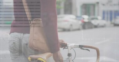 Afrika kökenli Amerikalı bir adamın şehirde bisikletle dolaşması üzerine yapılan şema ve veri işleme animasyonları. İş, teknoloji ve dijital arayüz kavramı dijital olarak oluşturuldu.