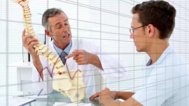 Kafkas erkek doktorların omurga çalışmalarına ilişkin verileri işleme animasyonları. Veri, dijital arayüz, tıp, sağlık, eğitim ve iletişim, dijital olarak oluşturulmuş video.