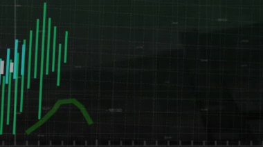 Karanlık arka planda şehir manzarası üzerinden finansal veri işleme animasyonu. Küresel finans, iş, bağlantılar, hesaplama ve veri işleme kavramı dijital olarak oluşturulmuş video.