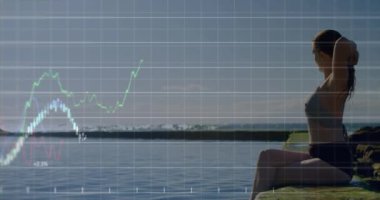 Plajda oturan beyaz bir kadın hakkında veri işleme çizelgelerinin animasyonu. Veri, dijital arayüz, bağlantı, yaz, tatiller ve rahatlama, dijital olarak oluşturulmuş video.