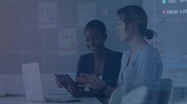 Ofisteki çeşitli iş adamları üzerinde finansal veri işleme animasyonu. Küresel finans, iş, bağlantılar, hesaplama ve veri işleme kavramı dijital olarak oluşturulmuş video.