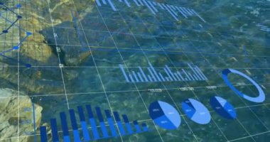 Deniz manzarası üzerinde finansal veri işleme animasyonu. Küresel finans, iş, bağlantılar, hesaplama ve veri işleme kavramı dijital olarak oluşturulmuş video.