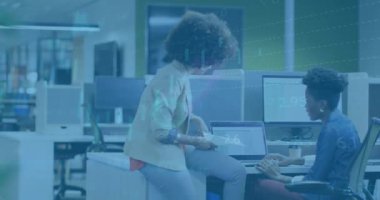 Ofisteki çeşitli iş adamları üzerinde finansal veri işleme animasyonu. Küresel finans, iş, bağlantılar, hesaplama ve veri işleme kavramı dijital olarak oluşturulmuş video.