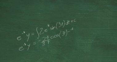 Matematiksel formüllerin katmanlarının ve yeşil karatahtanın üzerindeki denklemlerin animasyonu. Veri, matematik, araştırma, öğrenme, eğitim ve iletişim, dijital olarak oluşturulmuş video.