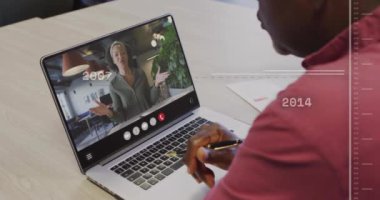 Afro-Amerikan iş adamının iş arkadaşlarıyla görüntülü görüşmesi üzerine veri işleme animasyonu. Küresel iletişim, iş, bilgisayar ve dijital arayüz kavramı dijital olarak oluşturulmuş video.