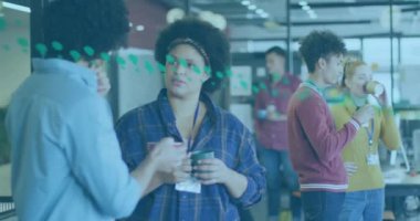 Çeşitli meslektaşların iş tartışmaları üzerine veri işleme ve diyagramların animasyonu. İş, takım çalışması ve dijital arayüz konsepti dijital olarak oluşturulmuş video.