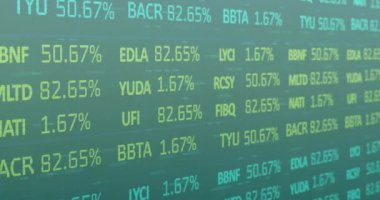 Yeşil arka planda finansal veri işleme animasyonu. Küresel iş, finans, bağlantılar, hesaplama ve veri işleme kavramı dijital olarak oluşturulmuş video.