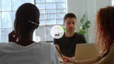 Ofisteki çeşitli iş adamlarının simgeleriyle bağlantı ağının animasyonu. Küresel finans, iş, bağlantılar, hesaplama ve veri işleme kavramı dijital olarak oluşturulmuş video.