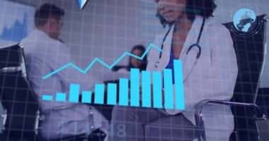 Tablet kullanan farklı doktorların diyagramlarının ve veri işlemelerinin animasyonu. Küresel tıp, takım çalışması ve dijital arayüz kavramı dijital olarak oluşturulmuş video.