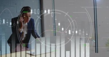 Kafkasyalı iş kadınının akıllı telefondan konuşması üzerine yapılan tarama ve diyagramların animasyonu. Küresel iş ve dijital arayüz kavramı dijital olarak oluşturulmuş video.