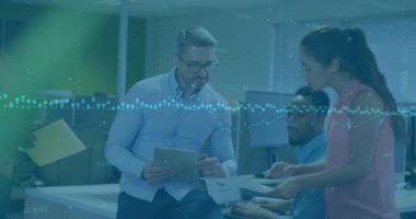 Ofisteki çeşitli iş adamları üzerinde finansal veri işleme animasyonu. Küresel finans, iş, bağlantılar, hesaplama ve veri işleme kavramı dijital olarak oluşturulmuş video.