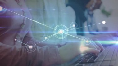 Ofisteki telefon kulaklıkları kullanılarak çeşitli meslektaşlar üzerinden bağlantı ağının animasyonu. Küresel iş, bağlantılar, iletişim ve dijital arayüz kavramı dijital olarak oluşturulmuş video.