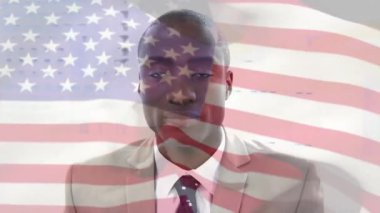 Amerikan bayrağının Afro-Amerikan iş adamı üzerinde canlandırılması. Küresel iş ve vatanseverlik kavramı dijital olarak üretilen video.