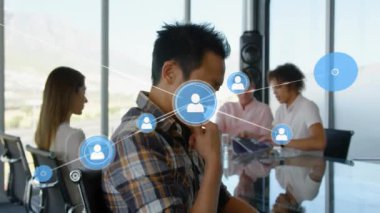 Farklı meslekdaşların iş tartışmalarında simgelerle bağlantı ağının animasyonu. İş, takım çalışması ve dijital arayüz konsepti dijital olarak oluşturulmuş video.