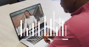 Dizüstü bilgisayardaki Afro-Amerikan adamın finansal veri işleme animasyonu. Küresel finans, iş, bağlantılar, hesaplama ve veri işleme kavramı dijital olarak oluşturulmuş video.