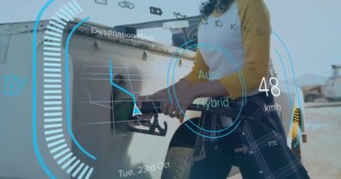 Çift ırklı bir kadının elektrikli arabayı şarj etmesi üzerine elektrikli araba veri işleme animasyonu. Küresel yeşil enerji, bağlantılar, hesaplama ve veri işleme kavramı dijital olarak oluşturulmuş video.