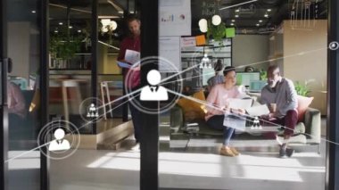 Farklı meslekdaşların iş tartışmalarında simgelerle bağlantı ağının animasyonu. Küresel iş ve dijital arayüz kavramı dijital olarak oluşturulmuş video.