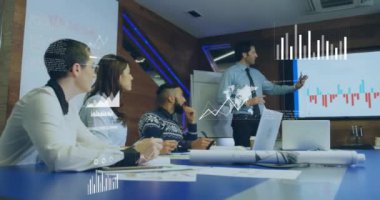 Ofisteki çeşitli iş adamları üzerinde veri işleme animasyonu. Küresel finans, iş, bağlantılar, hesaplama ve veri işleme kavramı dijital olarak oluşturulmuş video.