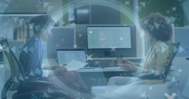 Ofisteki çeşitli iş adamları üzerinde veri işleme animasyonu. Küresel finans, iş, bağlantılar, hesaplama ve veri işleme kavramı dijital olarak oluşturulmuş video.