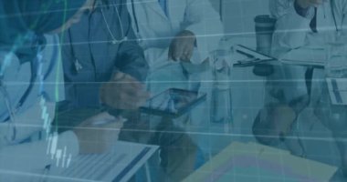 Çeşitli doktorların iş tartışmalarıyla ilgili veri işleme ve diyagramlarının animasyonu. Küresel tıp, teknoloji ve dijital arayüz kavramı dijital olarak oluşturulmuş video.