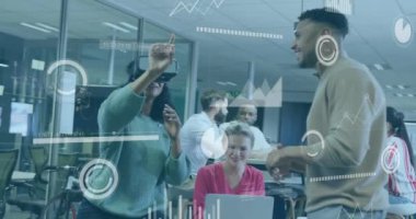 Ofisteki çeşitli iş adamları üzerinde finansal veri işleme animasyonu. Küresel finans, iş, bağlantılar, hesaplama ve veri işleme kavramı dijital olarak oluşturulmuş video.