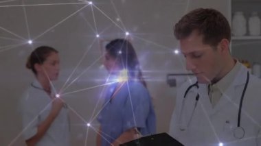 Kafkas erkek doktor üzerinden bağlantı ağının animasyonu. Küresel tıp, işletme, bağlantılar, hesaplama ve veri işleme kavramı dijital olarak oluşturulmuş video.