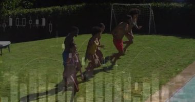 Çeşitli arkadaşların güneşli yüzme havuzuna atlaması üzerine veri işleme çizelgelerinin animasyonu. Veri, dijital arayüz, bağlantı, arkadaşlık, yaz, tatiller ve rahatlama, dijital olarak oluşturulmuş video.