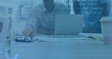 Dizüstü bilgisayarla çeşitli iş adamları üzerinde finansal veri işleme animasyonu. Küresel finans, iş, bağlantılar, hesaplama ve veri işleme kavramı dijital olarak oluşturulmuş video.