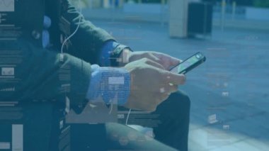 Şehirdeki akıllı telefonu kullanan melez adamın veri işleme ve diyagramlarının animasyonu. Küresel iş ve dijital arayüz kavramı dijital olarak oluşturulmuş video.