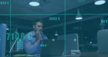 Bilgisayar kullanan beyaz iş adamının veri işleme ve diyagramlarının animasyonu. Küresel iş ve dijital arayüz kavramı dijital olarak oluşturulmuş video.