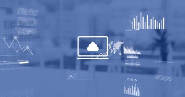 Ofisteki masada finansal veri işleme ve simgelerin canlandırılması. Küresel iş, finans ve dijital arayüz kavramı dijital olarak oluşturulmuş video.