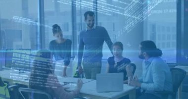 Dizüstü bilgisayarla çeşitli iş adamları üzerinde finansal veri işleme animasyonu. Küresel finans, iş, bağlantılar, hesaplama ve veri işleme kavramı dijital olarak oluşturulmuş video.