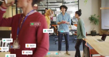 Medya simgelerinin farklı iş adamlarının iş tartışmaları üzerinde toplanması. Küresel iş, takım çalışması ve dijital arayüz kavramı dijital olarak oluşturulmuş video.