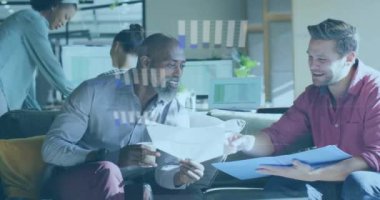 Ofisteki çeşitli iş adamları üzerinde finansal veri işleme animasyonu. Küresel finans, iş, bağlantılar, hesaplama ve veri işleme kavramı dijital olarak oluşturulmuş video.