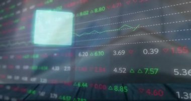 Ofis binası üzerinde finansal veri işleme animasyonu. Küresel finans, iş, bağlantılar, hesaplama ve veri işleme kavramı dijital olarak oluşturulmuş video.