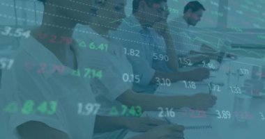 Ofisteki çeşitli iş adamları üzerinde finansal veri işleme animasyonu. Küresel finans, iş, bağlantılar, hesaplama ve veri işleme kavramı dijital olarak oluşturulmuş video.