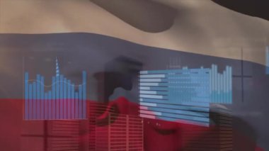 Rusya bayrağı animasyonu, arayüz ekranları ve şehir manzarası üzerinde veri işleme. Rusça, ağ, veri, dijital arayüz, iş, finans ve küresel iletişim, dijital olarak oluşturulmuş video.