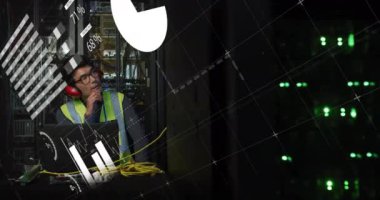 Asyalı erkek üzerinde bilgisayar sunucuları tarafından veri işleme animasyonu. Küresel finans, iş, bağlantılar, hesaplama ve veri işleme kavramı dijital olarak oluşturulmuş video.