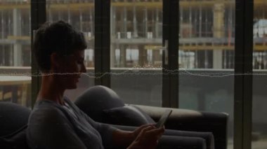 Akıllı telefon kullanan beyaz bir kadın için finansal veri işleme animasyonu. Küresel finansman, bilgisayar, yaşam tarzı ve dijital arayüz kavramı dijital olarak oluşturulmuş video.