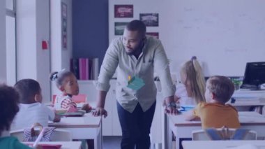 Çeşitli okul çocukları ve erkek öğretmenler üzerinde okul ikonlarının canlandırılması. Okul, eğitim ve öğrenim konsepti dijital olarak oluşturulmuş video.
