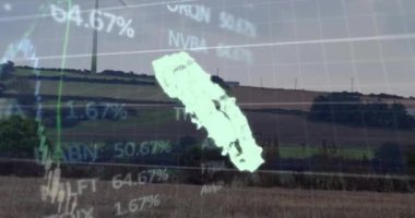 Çarklı bulut animasyonu ve rüzgar türbini üzerinde işlenen finansal veri. Küresel finans, iş, bağlantılar, bulut hesaplama ve veri işleme kavramı dijital olarak oluşturulmuş video.